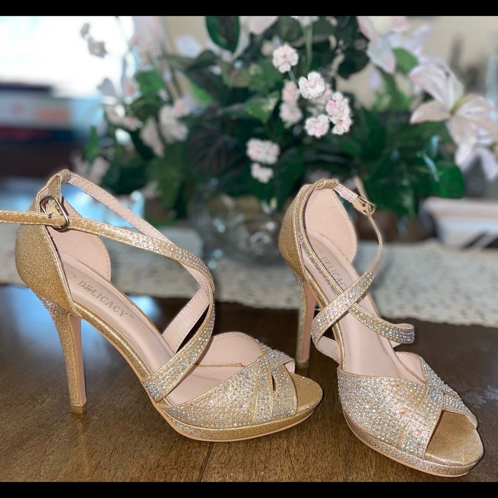 Women’s Gold High Heel Pumps Size 7.5 Elegant Party Holiday Dress Shoes - Picture 6 of 6